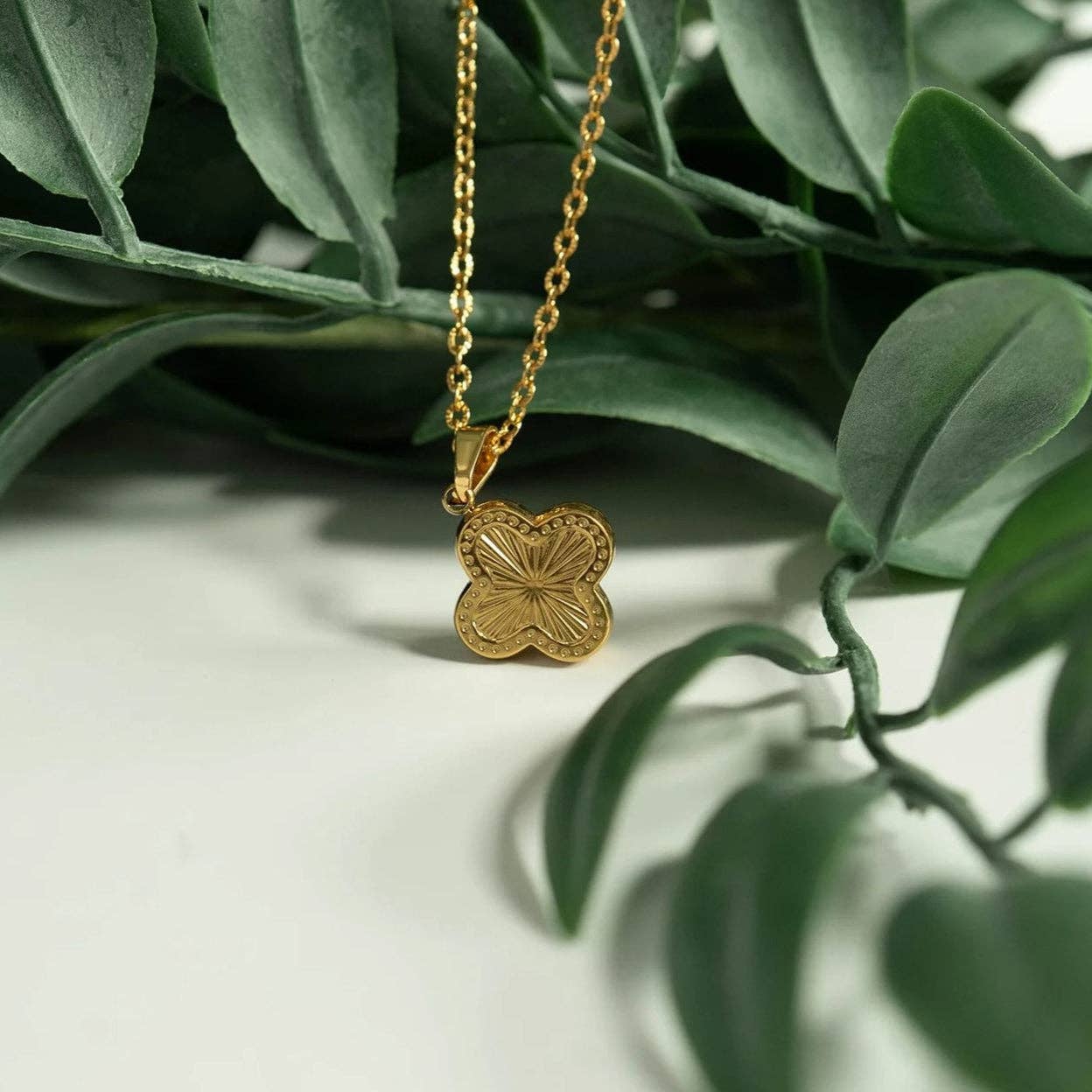 Sunburst Clover Pendant Necklace (18") – 18K PVD Gold 316L Stainless Steel